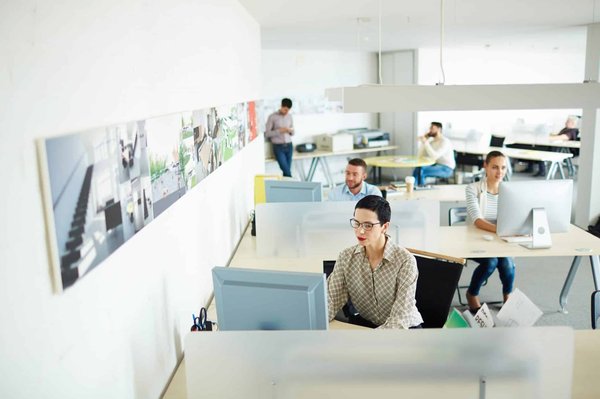 Quels sont les impacts positifs d'une cloison open space phonique sur le bien-être des employés ?